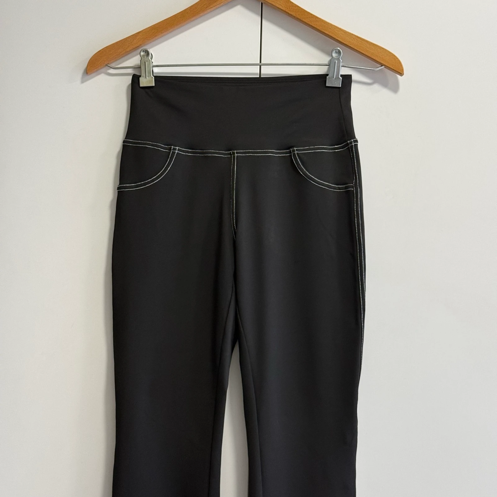 Leggings acampanados costuras en contraste – photo 5